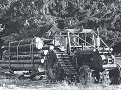 ▲1953年　伐採木輸送のための特殊キャタピラを開発